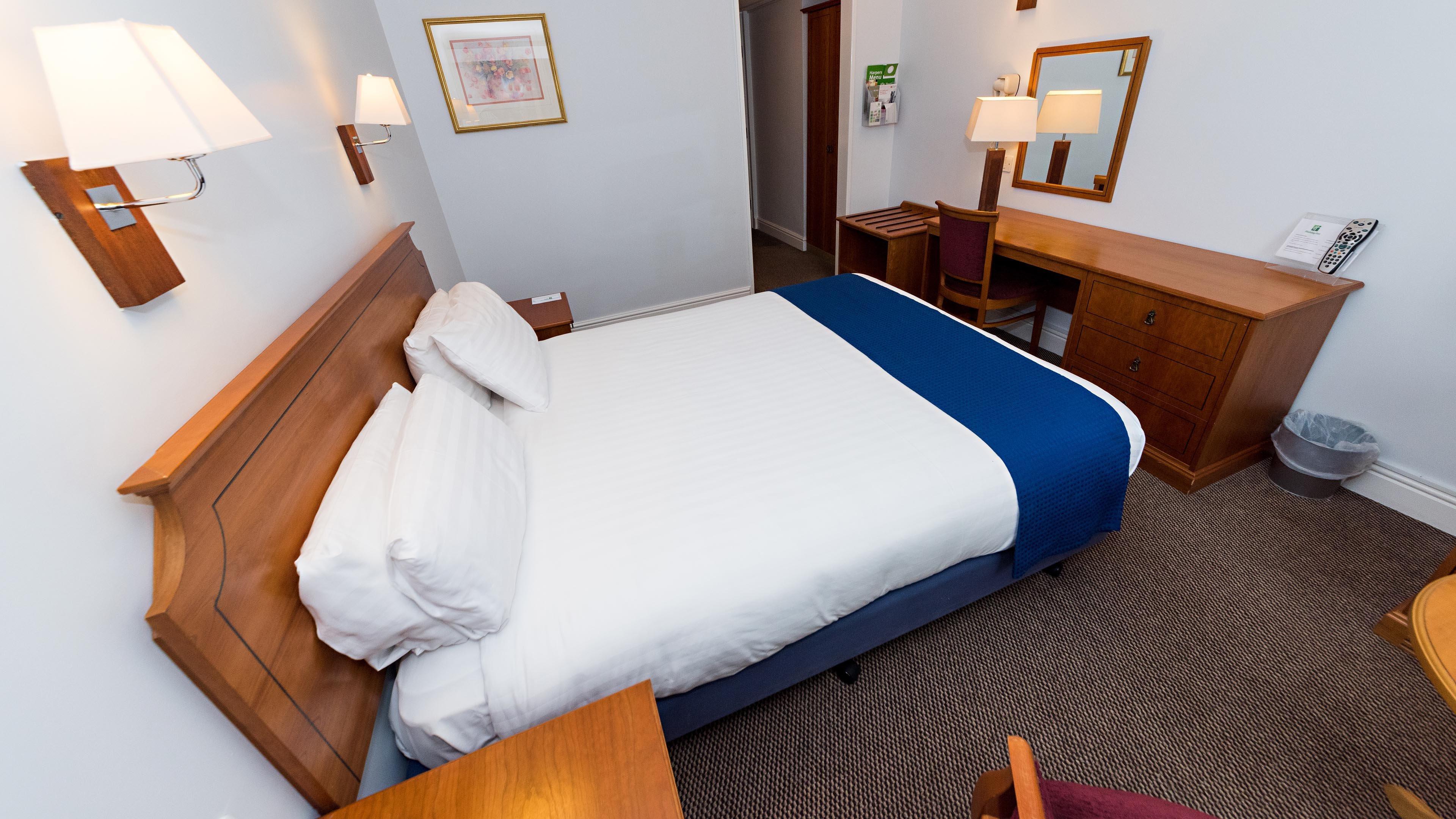 Holiday Inn Newport By Ihg Exterior photo