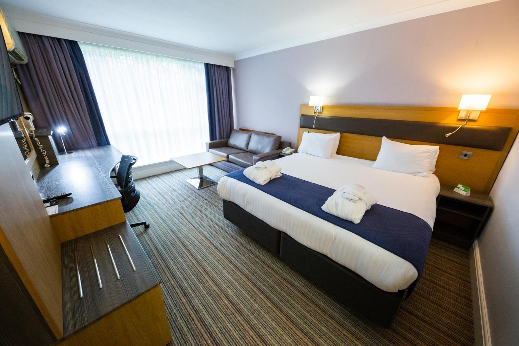 Holiday Inn Newport By Ihg Exterior photo
