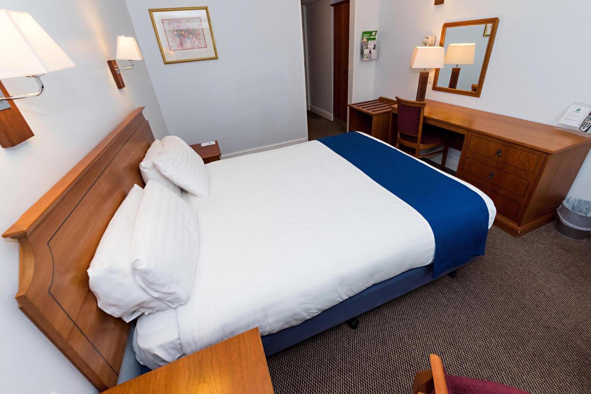 Holiday Inn Newport By Ihg Exterior photo
