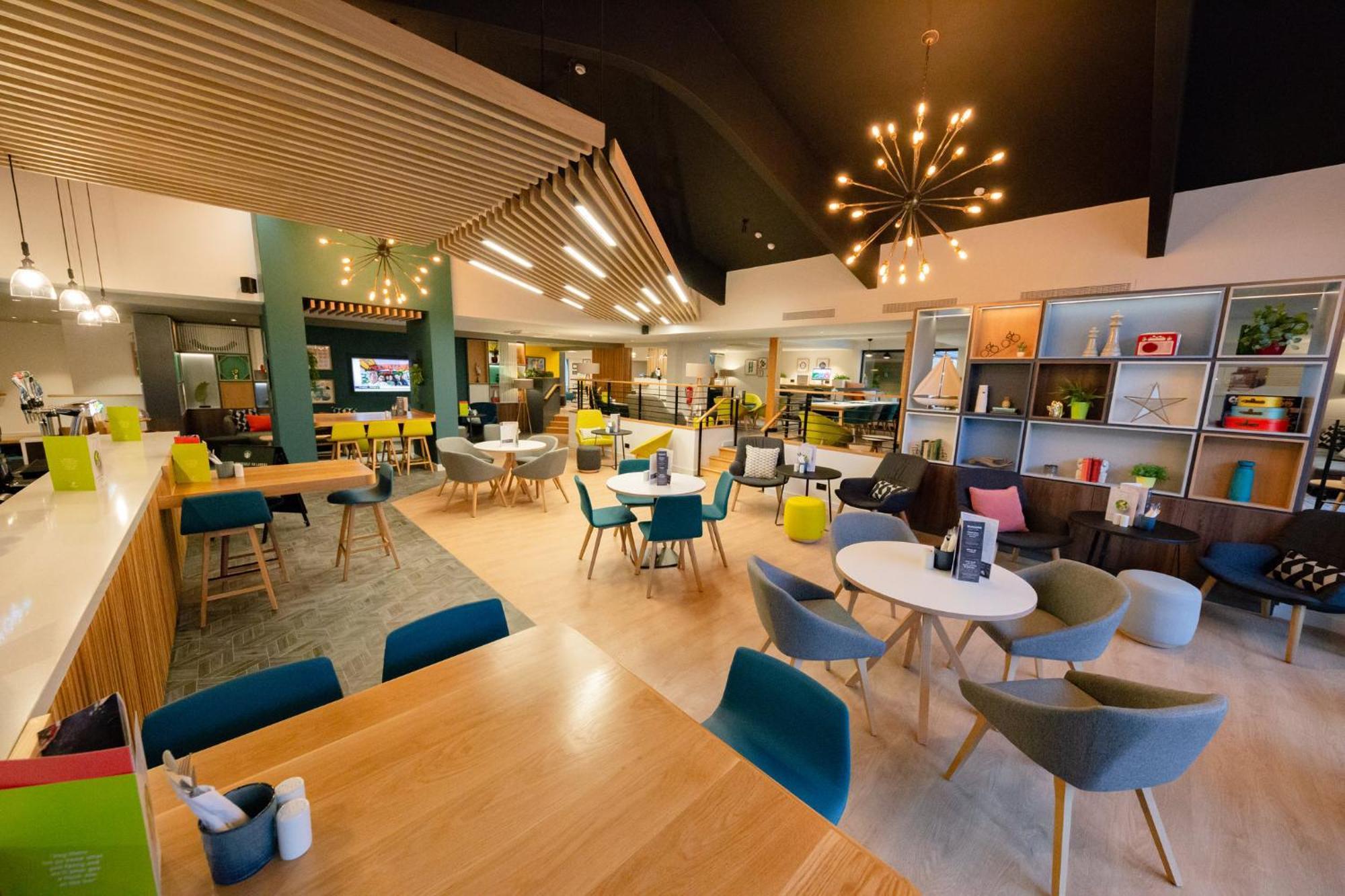 Holiday Inn Newport By Ihg Exterior photo